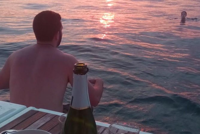 1h Refreshing Sailing Tour in Barcelona with Open Bar & Snacks - El Peix, Barcelona’s golden fish