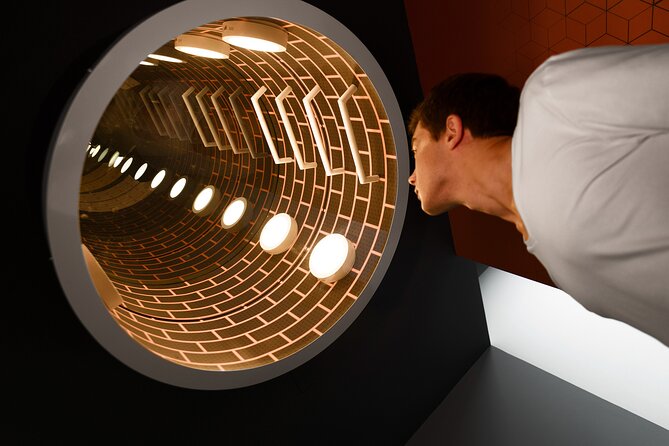 A Fantastic Visit To The Museum Of Illusions Seville - 3D puzzles turn looking into doing