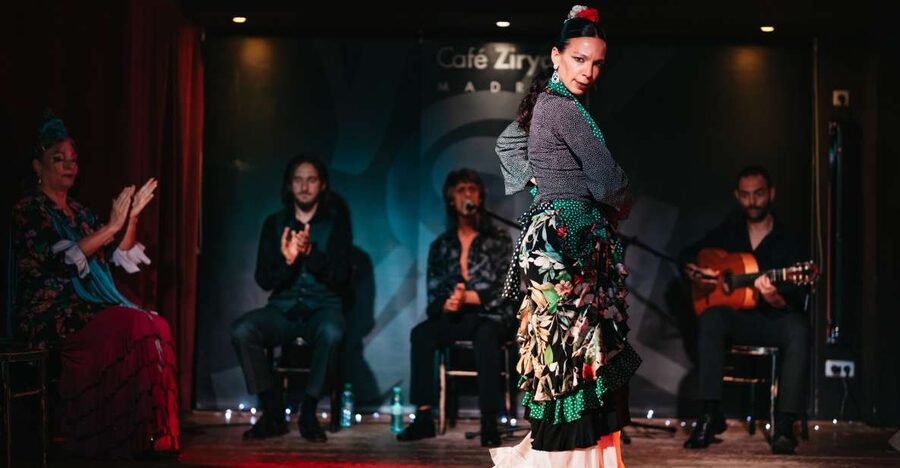 "Algarabía": Flamenco Show at Café Ziryab. Madrid - The dancers, guitarist, and singer are the main event