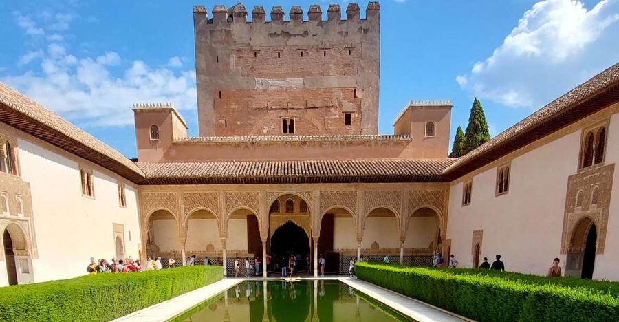 Alhambra and Nasrid Palaces Guided Tour with Tickets - Why a guided visit helps at the Alhambra