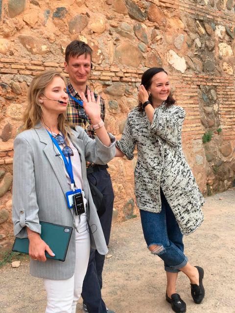 Alhambra and Nasrid Palaces Guided Tour with Tickets - Alcazaba: seeing the Alhambra as a fortress
