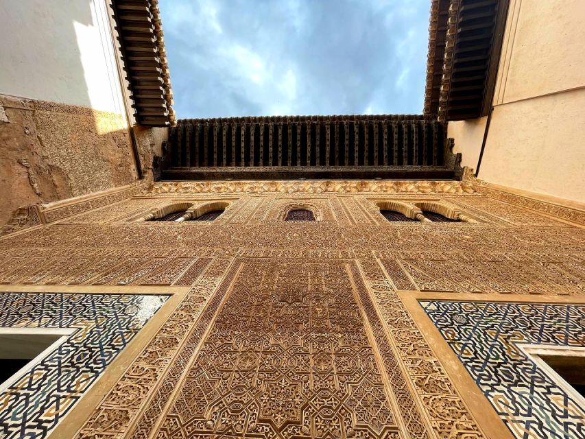 Alhambra and Nasrid Palaces Guided Tour with Tickets - Nasrid Palaces: the artistic heart of the tour