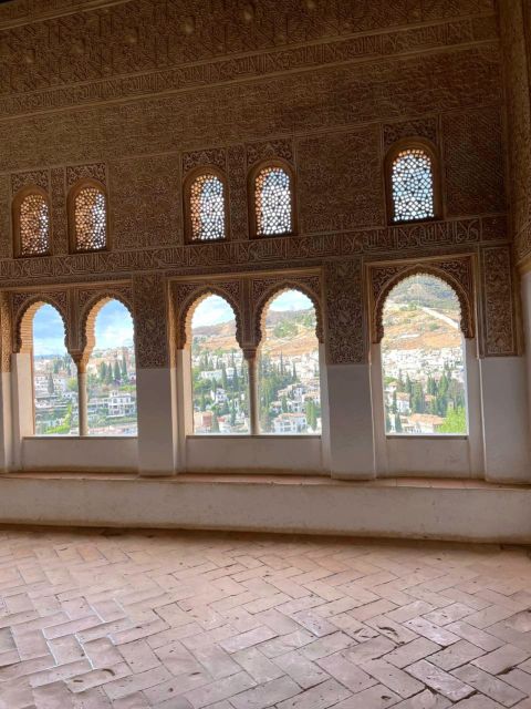 Alhambra and Nasrid Palaces Guided Tour with Tickets - The guide makes the difference