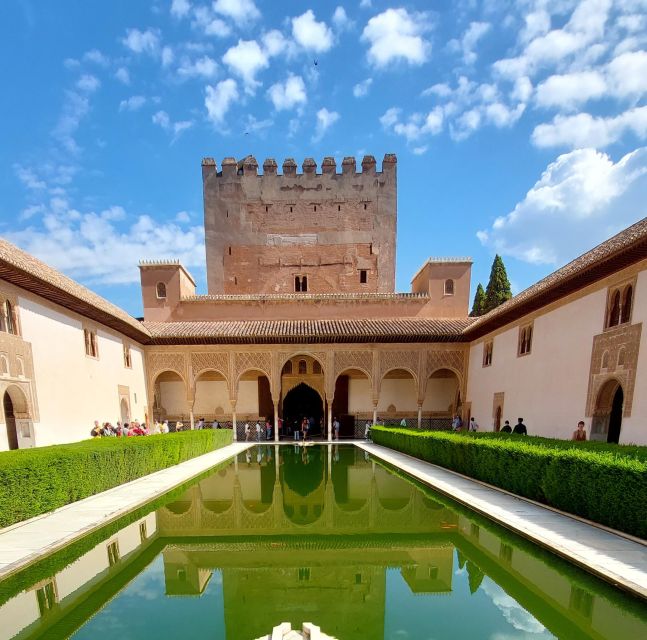 Alhambra and Nasrid Palaces Guided Tour with Tickets - Starting the visit and getting oriented