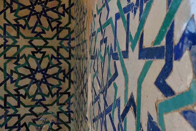 Alhambra &Charles Palace Guided Tour with Optional Nasrid Palaces - Generalife Gardens and the sultans’ retreat