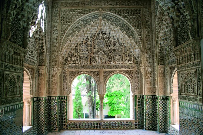 Alhambra Complete: Ticket Skip-the-Line Nasrid Palace and Generalife with Guide - Palace of Charles V: an unexpected Renaissance statement