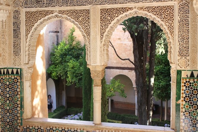 Alhambra & Generalife Skip the Line Premium Tour including Nasrid Palaces - Meeting at Paseo del Generalife