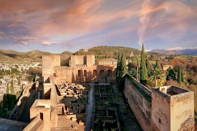 Alhambra & Generalife Skip the line Small Group including Nasrid Palaces - Key points at a glance