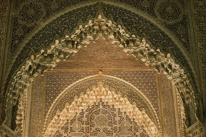 Alhambra & Generalife Skip the line Small Group including Nasrid Palaces - Alcazaba: the fortress before the palaces