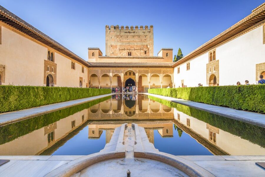 Alhambra & Generalife Tour including Transport & Admission - The guide can turn beautiful rooms into a story