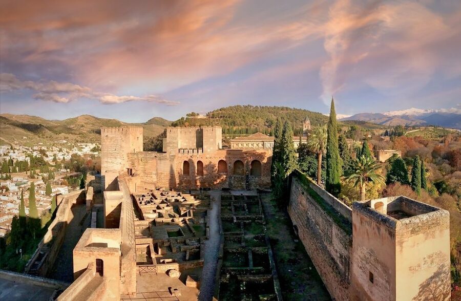 Alhambra Guided Tour with Fast-Track Entry - The Guides Make The Biggest Difference