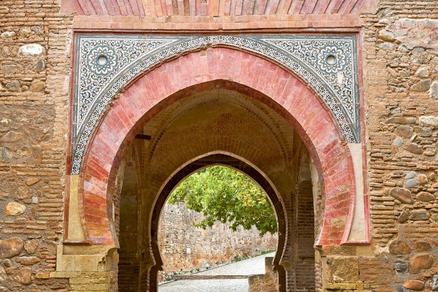 Alhambra, Nasrid Palaces, and Generalife 3-Hour Guided Tour - What the $66 price really buys