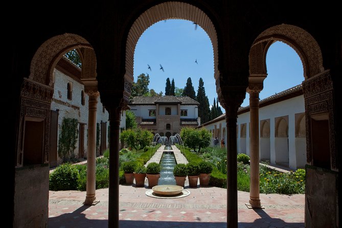 Alhambra: Small Group Tour with Local Guide & Admission - Palace of Charles V and the Alcazaba