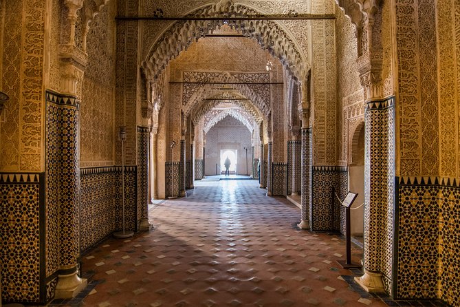 Alhambra: Small Group Tour with Local Guide & Admission - Generalife Gardens and the sultan’s summer retreat