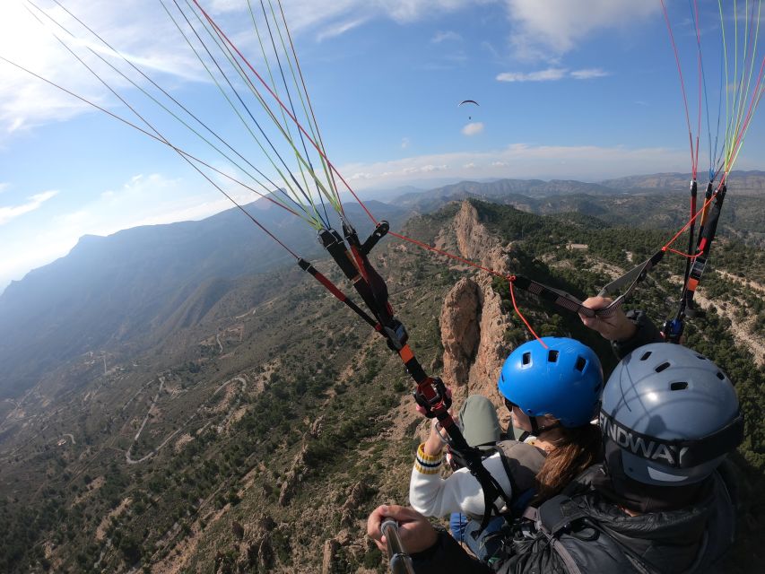 Alicante and Santa Pola: Tandem Paragliding Flight - Landing and returning to the meeting point