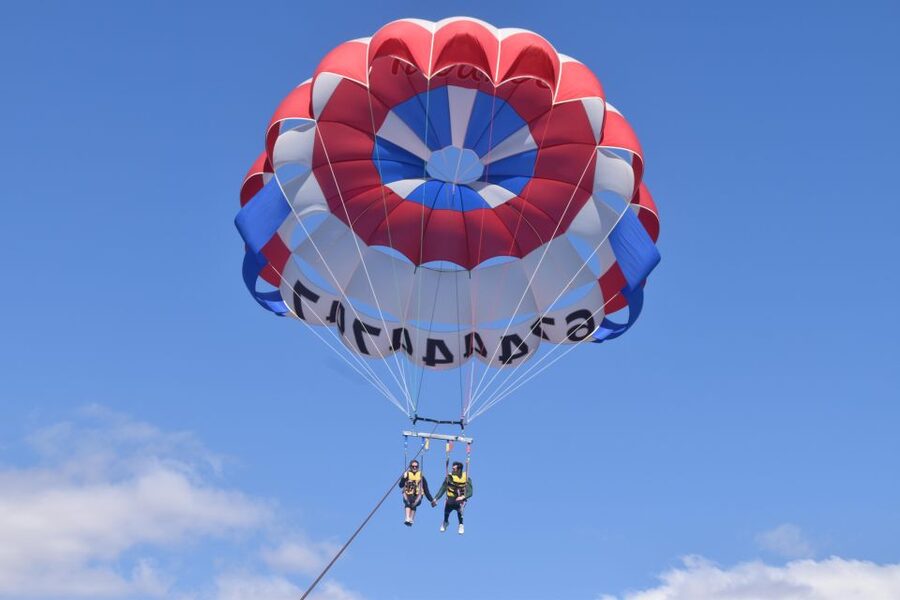 Alicante: Boat Trip and Parasailing Experience with Drink - Timing, language, and cancellation details