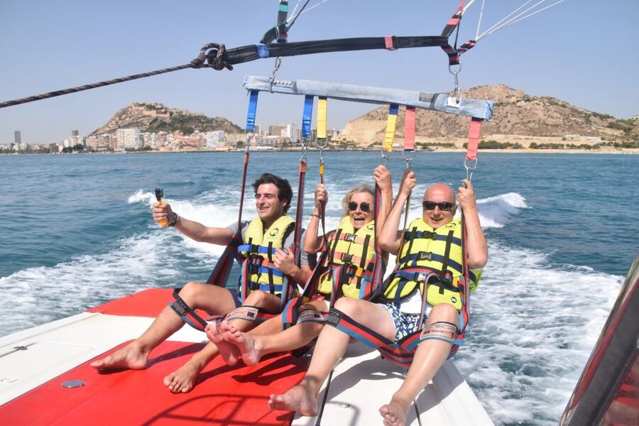 Alicante: Boat Trip and Parasailing Experience with Drink - What the boat feels like between flights