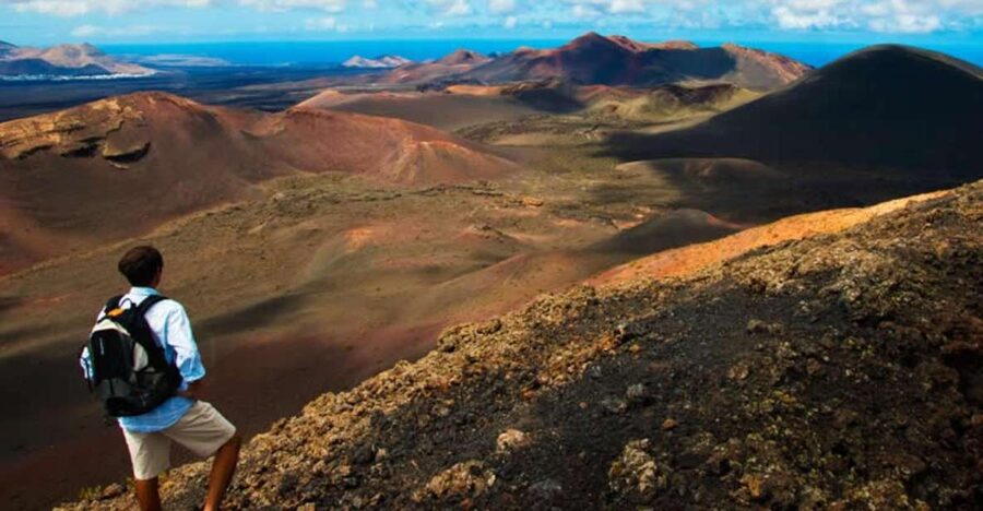 Arrecife/Playa Blanca: Timanfaya National Park Area Day Tour - El Golfo and Green Lake in about 20 minutes