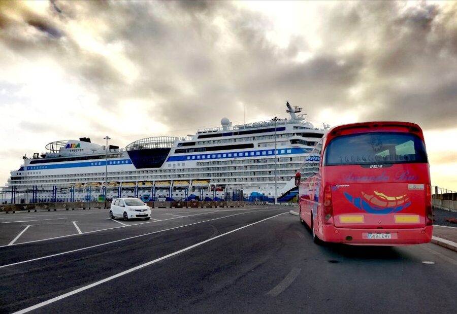 Arrecife: Timanfaya and Green Lagoon for Cruise Passengers - La Geria shows how Lanzarote grows wine in ash