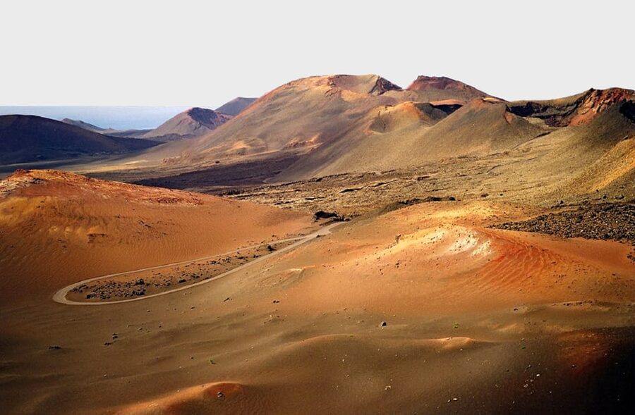 Arrecife: Timanfaya and Green Lagoon for Cruise Passengers - El Golfo and the Green Lagoon provide the day’s strongest color