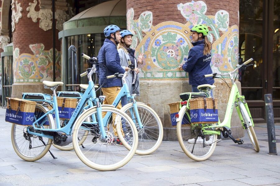 Barcelona: 2.5-Hour Bike or E-Bike Historical Tour - What the guides add to the ride