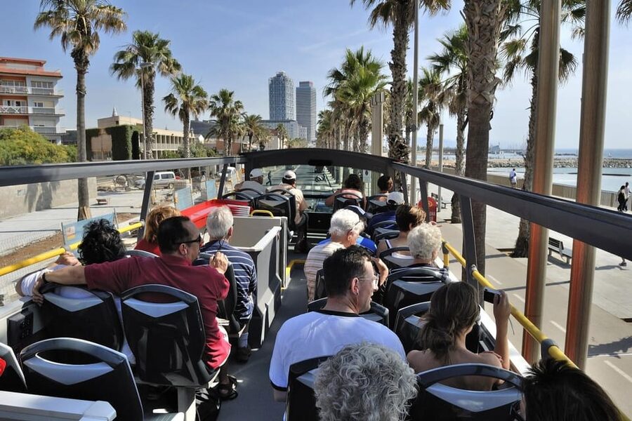 Barcelona: 24 or 48-Hour Hop-On Hop-Off Bus Tour - Why this bus works well in a city as spread out as Barcelona