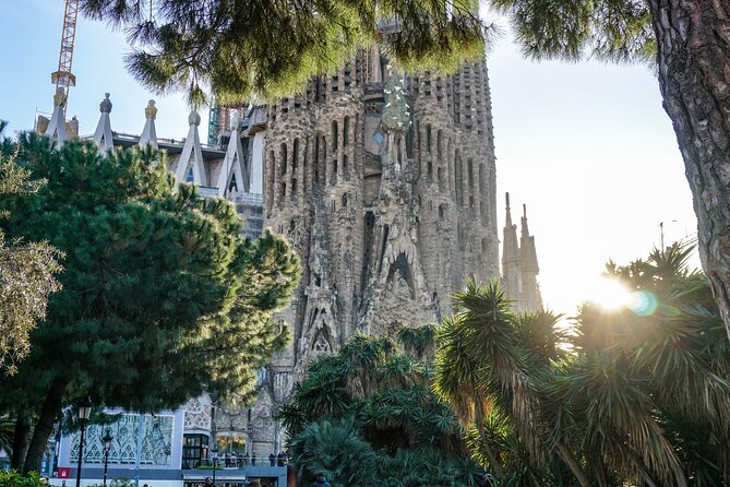Barcelona all included: Sagrada, Park Güell, Montjuic & Gothic - Santa Maria del Mar and the Siege Memorial