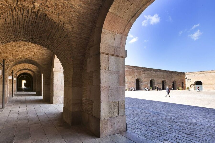 Barcelona Cable Car Sky Views, Magic Fountain & Castle Visit - Guide quality and group style