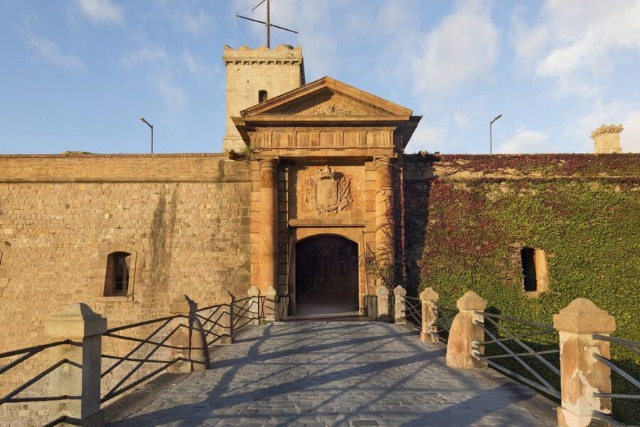 Barcelona Cable Car Sky Views, Magic Fountain & Castle Visit - How the timing affects your day
