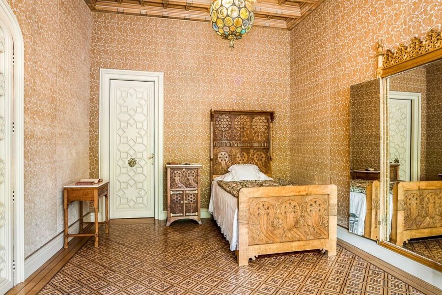 Barcelona: Casa Amatller Priority Entry Ticket - How the tablet and audio guide shape the visit