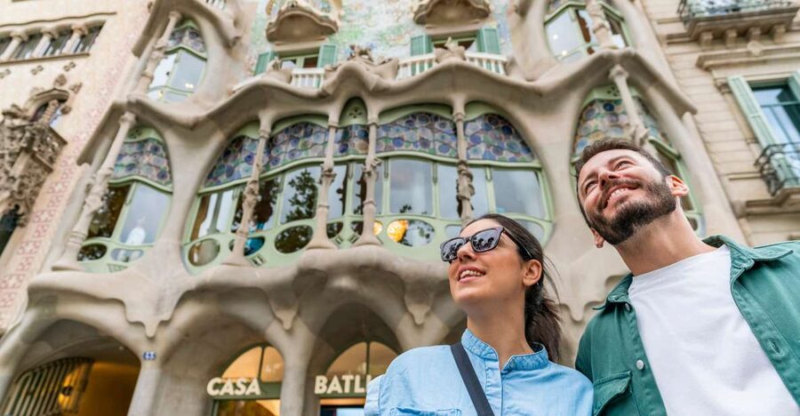 Barcelona: Casa Batlló Be The First Entry Ticket - The house itself: Gaudí’s play with light and shape