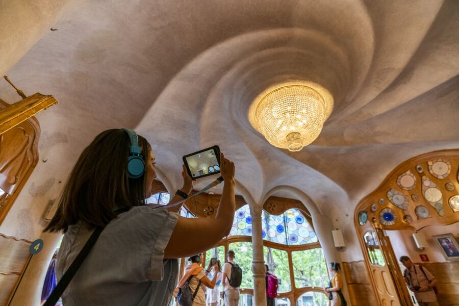 Barcelona: Casa Batlló Be The First Entry Ticket - The new staircase, courtyard mapping, and store