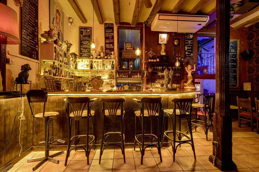 Barcelona: Cocktail Making Class with Tapas - Learning the mechanics behind four cocktails