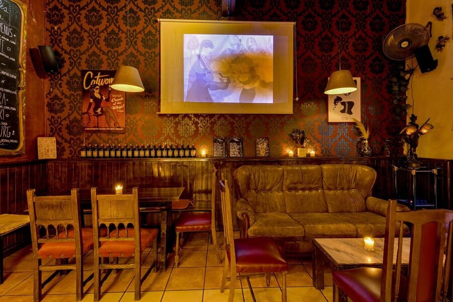 Barcelona: Cocktail Making Class with Tapas - Meeting the mixologist and choosing your drinks