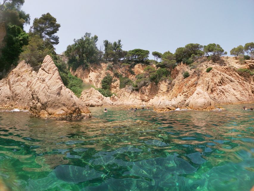 Barcelona: Costa Brava Kayak and Snorkel Tour with Lunch - Changing rooms, storage, and useful equipment