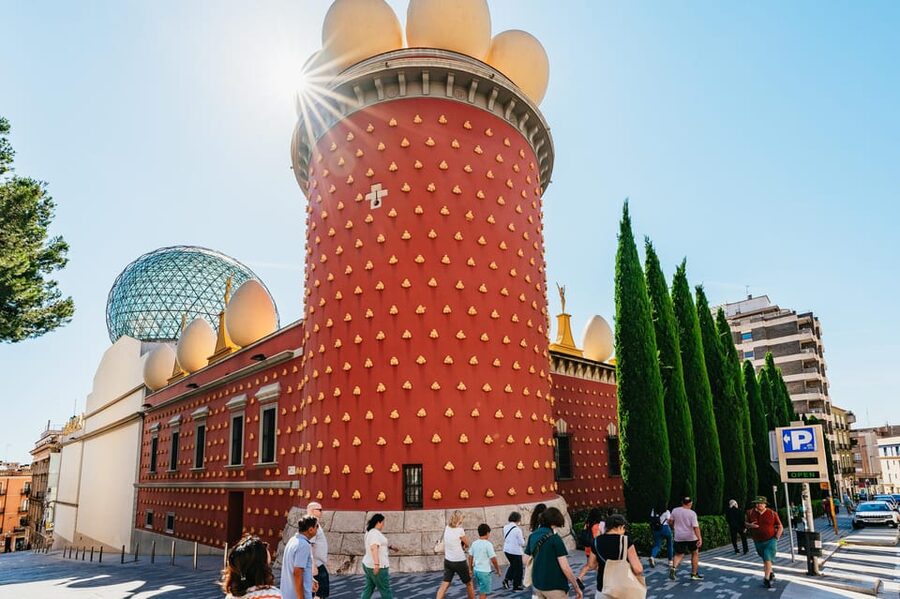 Barcelona: Dali Museum, House and Cadaques Guided Tour - The guides are a major part of the value