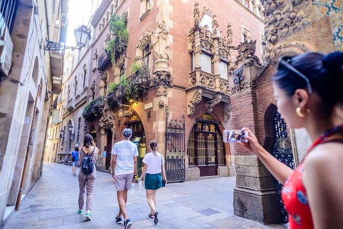 Barcelona E-Bike Small Group Tour with Tapas & Wine Tasting - Barceloneta, from fishing quarter to beach district