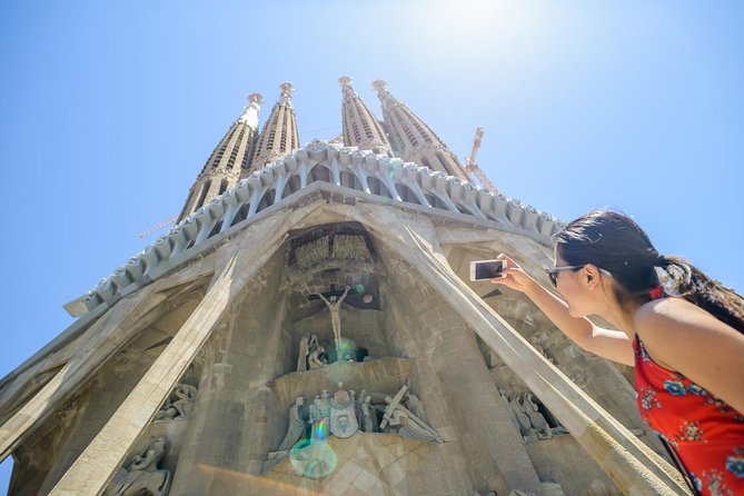 Barcelona e-Bike Tour: Gaudí & Old Town Small Group - Ciutadella Park and the 1888 gateway