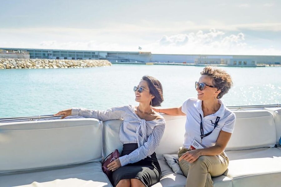 Barcelona: E-Bike Tour with Montjuic Cable Car & Boat Ride - Cycling the beach and Gothic Quarter