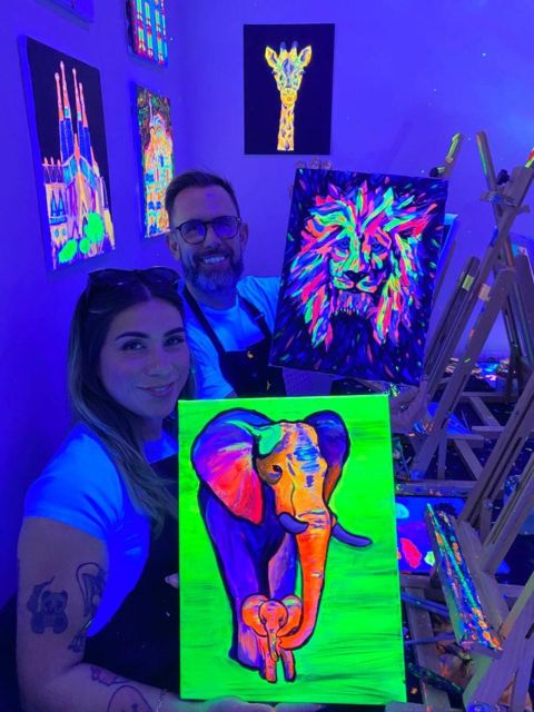 Barcelona: Fluorescent Paint and Wine Workshop - Meeting the instructor and choosing your painting