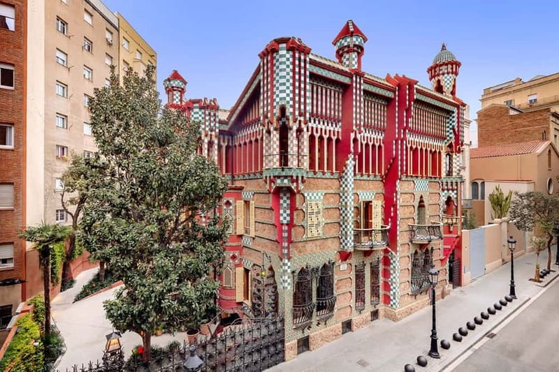 Barcelona: Gaudi's Casa Vicens Skip-the-Line Entrance Ticket - Arriving at Carrer de les Carolines