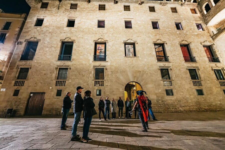 Barcelona: Gothic Quarter Ghosts and Legends Walking Tour - A 90-minute route with a practical rhythm