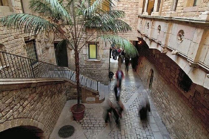 Barcelona: Gothic Quarter Walking Tour - The Crown of Aragon and a city looking seaward