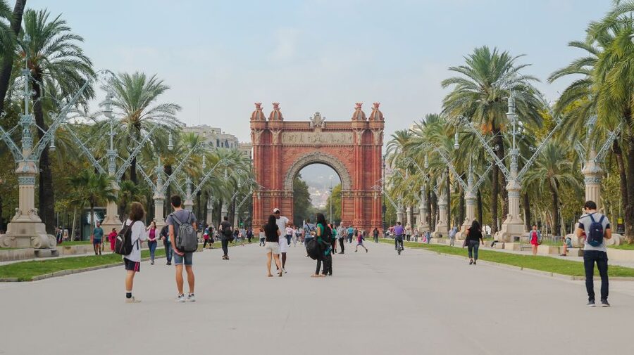 Barcelona: Guided Bike or E-Bike City Tour - Arc de Triomf and Ciutadella Park
