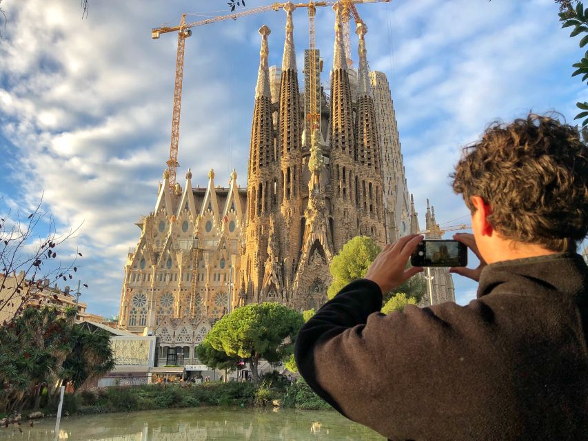 Barcelona: Guided Bike or E-Bike City Tour - Starting in Plaça Reial and entering the Gothic Quarter