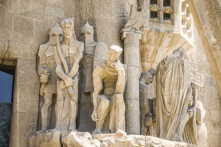 Barcelona: Guided Tour of Sagrada Familia - Getting inside with skip-the-line access