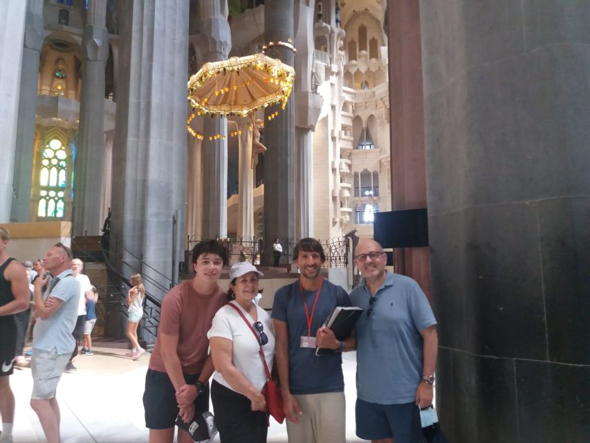 Barcelona: Guided Tour of Sagrada Familia - Meeting your guide outside the busy entrance