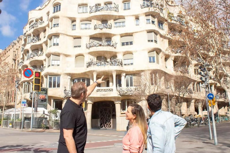 Barcelona: Helicopter Flight, Boat Ride, and Walking Tour - What the guides add to the experience