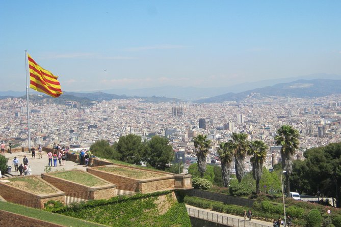 Barcelona Highlights Guided Tour with Monjuic Cable Car - The return along Passeig de Gràcia