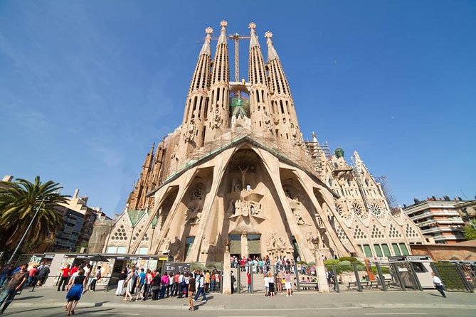 Barcelona Highlights & Montserrat with Port or Hotel Pick Up - A small group makes the long day easier